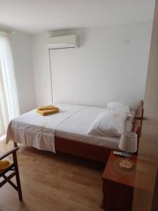 sypialnia z łóżkiem z oknem i stołem w obiekcie Apartments by the sea Tkon, Pasman - 6221 w mieście Tkon