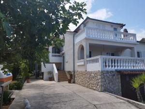 Biały dom z balkonem w obiekcie Apartments by the sea Tkon, Pasman - 6221 w mieście Tkon