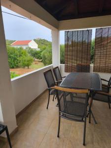 stół i krzesła na balkonie z widokiem w obiekcie Apartments by the sea Tkon, Pasman - 6221 w mieście Tkon