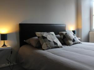 Katil atau katil-katil dalam bilik di Appartement Central à Briey : 2 Ch, Cuisine équipée, Proche Commerces et Activités - FR-1-584-105