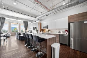 una cocina abierta con encimera y refrigerador en Stunning Downtown Apartment with Pool, Laundry, Parking, en Dallas