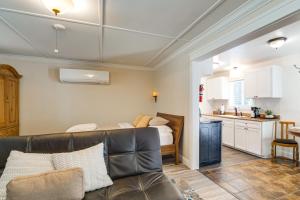 a living room with a couch and a kitchen at Gateway to Crater Lake Cabin in Klamath Falls! in Rocky Point +23 photos