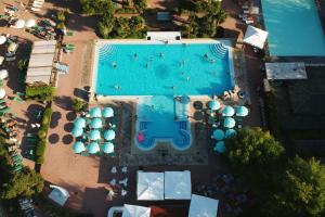 Una vista aérea de una piscina con sombrillas. en Mobilehomes in Foggia 53446, en Fossalòn
