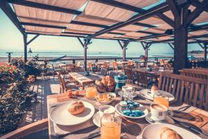 una mesa con platos de comida y vistas a la playa en Mobilehomes in Foggia 53446, en Fossalòn