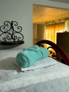 Una toalla azul encima de una cama. en Swellhome, en La Libertad