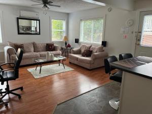 Memory Lane Guest Suite في سووك: غرفة معيشة بها أريكة وطاولة