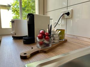 eine Theke mit einem Tablett mit Kirschen und einer Kaffeemaschine in der Unterkunft Come Stay Relax Apartment für bis zu 6 Personen - Parkplatz - WLAN - Homeoffice in Trier