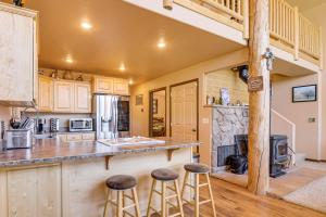 Η κουζίνα ή μικρή κουζίνα στο Luxe Cabin Retreat, Near Bryce and Zion Natl Parks!