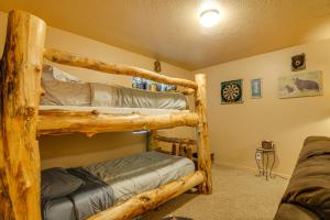 Ένα ή περισσότερα κρεβάτια σε δωμάτιο στο Luxe Cabin Retreat, Near Bryce and Zion Natl Parks!