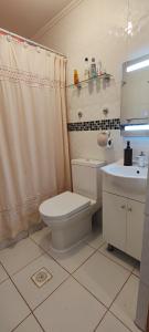 un bagno bianco con un water e un lavandino di La casa de Silvana a San Pedro de Atacama