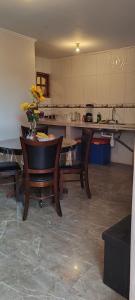 una cucina con un tavolo e sedie in una stanza di La casa de Silvana a San Pedro de Atacama