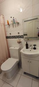 un bagno bianco con un water e un lavandino di La casa de Silvana a San Pedro de Atacama