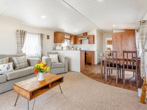 a living room with a couch and a table at Swona in Mey