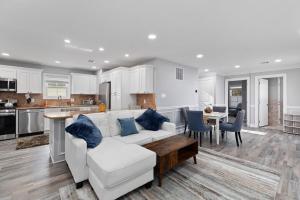 Dapur atau dapur kecil di 5 Bedroom New House in the CREST