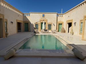 a swimming pool in the courtyard of a house at Dar Ellet Khadija in Sfax