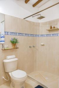 a bathroom with a toilet and a shower at Cabaña familiar con 4 dormitorios y baños privados in Villa de Leyva +37 photos