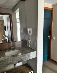a bathroom with a sink and a mirror at QUINTA santa BÁRBARA RESORT in Pirenópolis