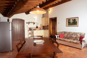 ein Wohnzimmer mit Tisch und Couch in der Unterkunft Große Ferienwohnung in Rapale mit Terrasse, Grill und gemeinsamem Pool in Rapale