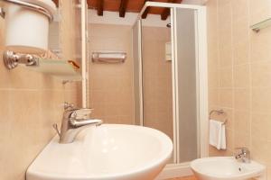 ein Badezimmer mit Waschbecken und Dusche in der Unterkunft Große Ferienwohnung in Rapale mit Terrasse, Grill und gemeinsamem Pool in Rapale + 32 Fotos