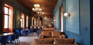 a restaurant with blue walls and chairs and tables at Hotel San Francisco Tlaxcala in Tlaxcala de Xicohténcatl