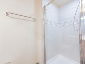 una ducha con puerta de cristal en un baño en DT Condo Nice View 2 BDR & Bath at Robson Square, en Vancouver