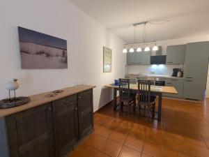 Una cocina y un comedor con mesa y sillas. en Rasmus, en Born