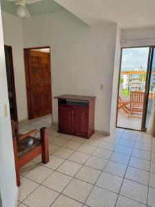 een lege kamer met een tafel en een balkon bij Departmento Ballena in Puerto Vallarta