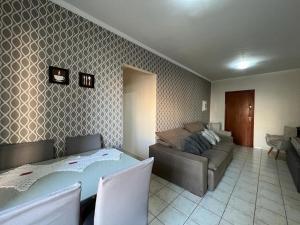 Ένα ή περισσότερα κρεβάτια σε δωμάτιο στο Apartamento na Praia Grande Vista ao Mar 1 quarto 100m da Areia