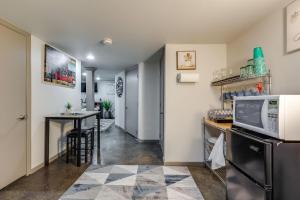 un couloir avec une cuisine équipée d'un micro-ondes et d'une table dans l'établissement Downtown in Minutes Nashville Sweet Retreat, à Nashville