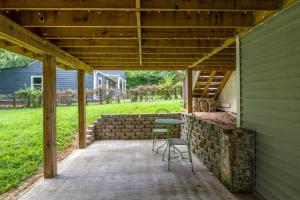 un patio avec une table et deux chaises dessus dans l'établissement Downtown in Minutes Nashville Sweet Retreat, à Nashville