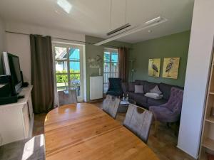 ein Wohnzimmer mit Sofa und Tisch in der Unterkunft Haus Sonne in Born