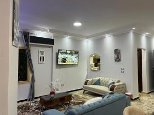 ein Wohnzimmer mit Sofa und Tisch in der Unterkunft الاسكندريه كينج مريوط in King Mariout