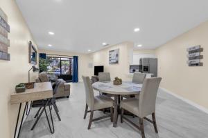 Μια τηλεόραση ή/και κέντρο ψυχαγωγίας στο Orlando Vacational Apartment 3919
