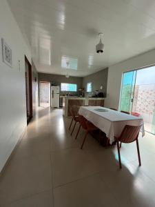 a kitchen and dining room with a table and chairs at Casa no Aspha Ville em Ananindeua in Ananindeua