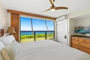 Postel nebo postele na pokoji v ubytování Poipu Shores 102A + 43 fotografií