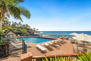 Bazén v ubytování Poipu Shores 102A nebo v jeho okolí