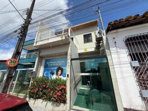 Un edificio con un cartel al costado. en Flat aconchegante a 50m da orla, en Bragança