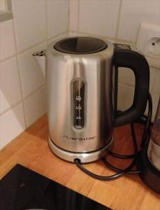 une bouilloire assise au-dessus d'un comptoir dans l'établissement Studio Charme et Confort aux Cordeliers, à Lyon
