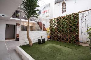 クスコにあるInkagardenhotelsのヤシの木と柵のある部屋