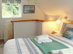 Un pat sau paturi într-o cameră la Heale Cottage - 28087 +17 fotografii
