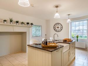 Kuchyň nebo kuchyňský kout v ubytování Bank House Apartment + 26 fotografií
