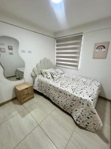 a bedroom with a bed and a window at San Silvestre Pereira in Pereira