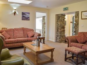 un soggiorno con due divani e un tavolo di Cowslip Cottage a Roch