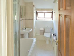 ein Badezimmer mit Badewanne, Toilette und Waschbecken in der Unterkunft Florin Cottage in Lerryn + 3 Fotos