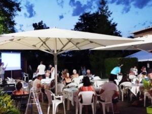 NaucelleMobil home cosy avec terrasse au camping de Naucelle - API-1-52-585的一群坐在桌子下的人