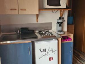 Kuchyň nebo kuchyňský kout v ubytování Chalet 2 Chambres pour 5 Personnes avec Terrasse - API-1-52-537