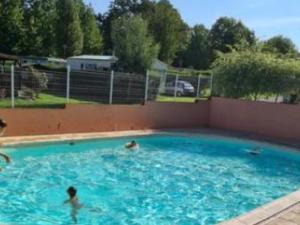 Bazén v ubytování Chalet 2 Chambres pour 5 Personnes avec Terrasse - API-1-52-537 nebo v jeho okolí