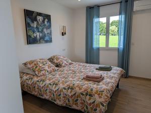 ein Schlafzimmer mit einem Bett und einem Fenster in der Unterkunft Maison de vacances raffinée avec terrasse et piscine partagée - FR-1-589-837 in Dounoux + 8 Fotos