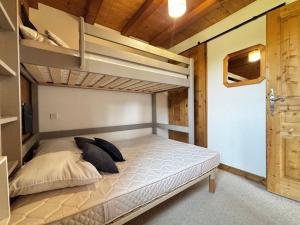 a bedroom with two bunk beds in a cabin at Appartement cosy au Cernix près des pistes, 2 chambres, terrasse - FR-1-505-233 in Crest-Voland