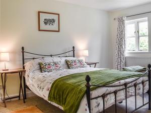 une chambre avec un lit et une fenêtre dans l'établissement Poplar Farm Cottage, à Westbury-sub-Mendip 8 autres photos